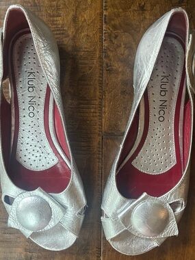 Klub Nico crinkle texture leather metallic silver peep-toe ballet flats Sz. 7